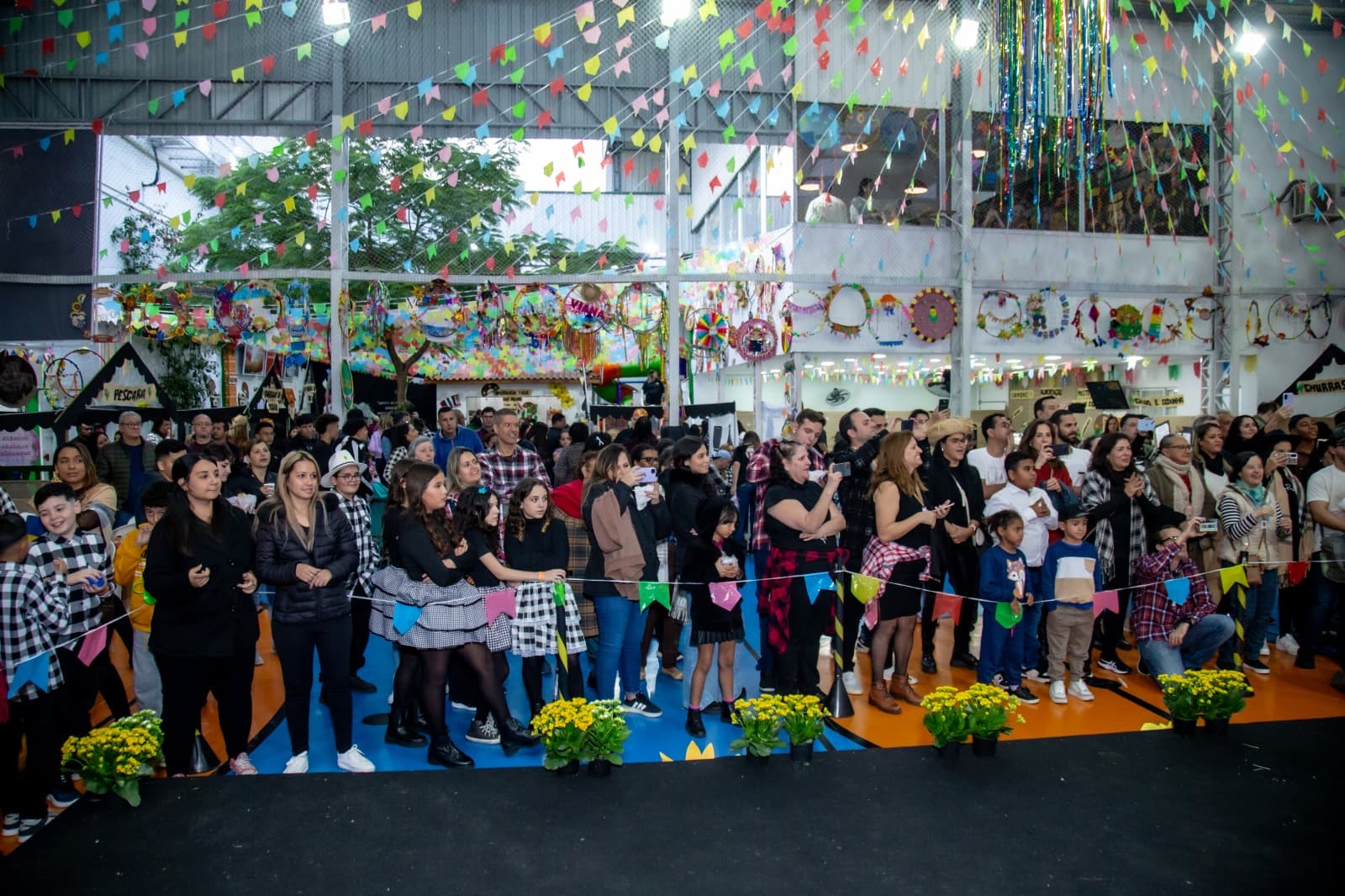 Vista geral da quadra decorada com bandeirinhas no Arraiá Scaranne